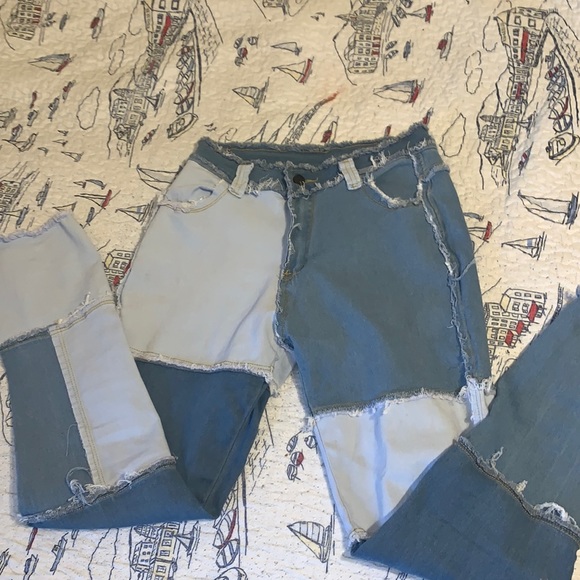 These are multi color baggy jeans! Size medium Loose on the ends!